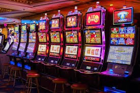 Papan taruhan Sic Bo Dadu di ayahqq menampilkan semua pilihan taruhan dengan odds pembayaran untuk setiap jenis